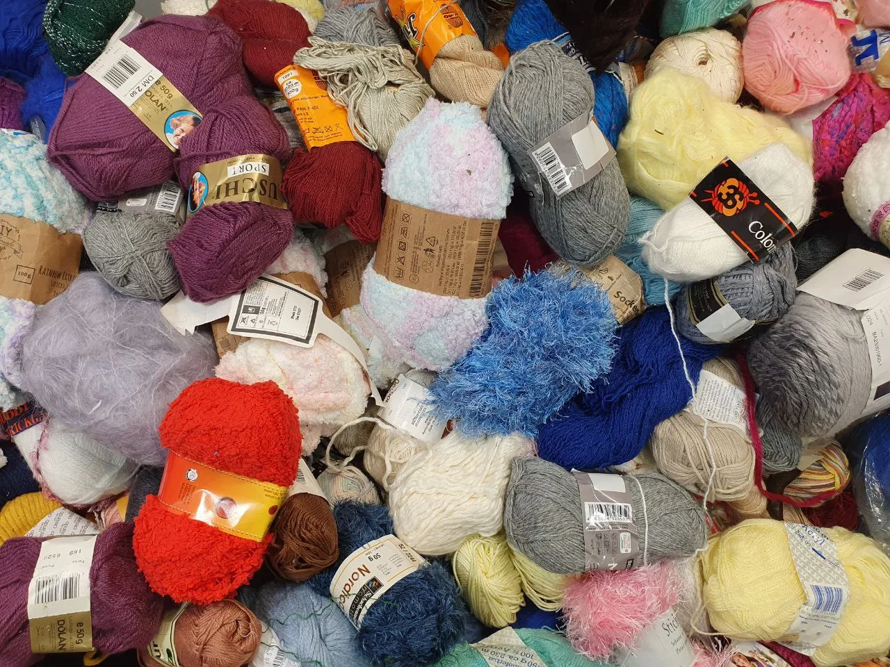 Побут секонд-хенд з Європи — постільна білизна